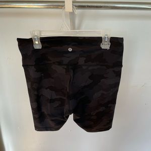 Lululemon Wunder Train camo shorts. Size 14